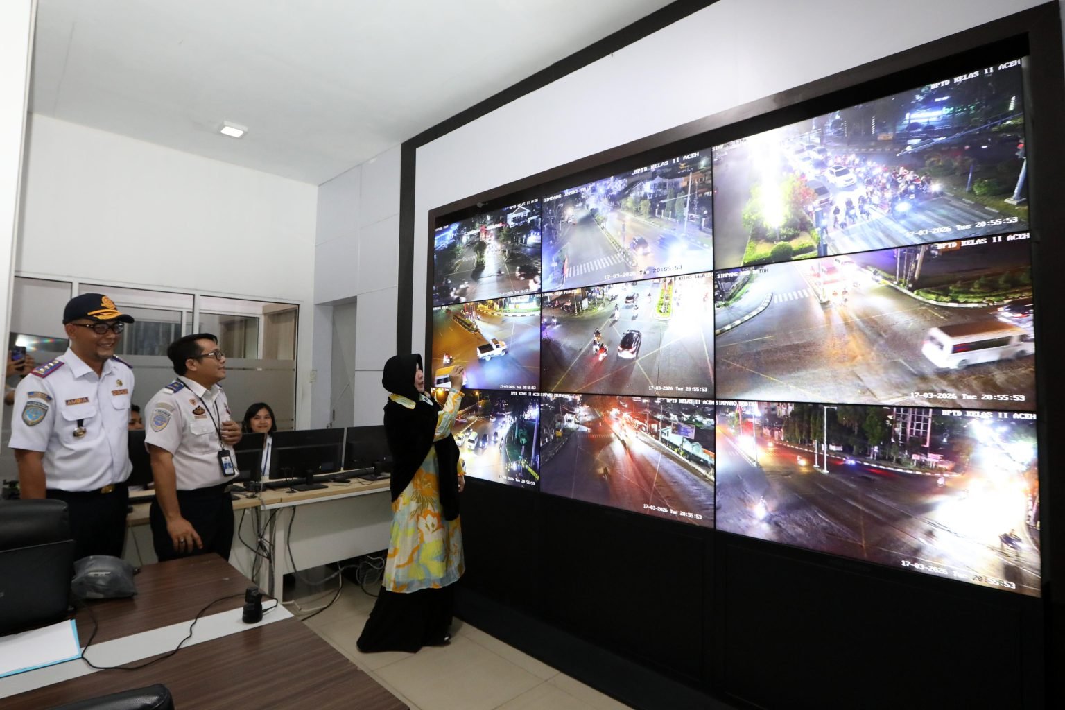 Pantau Arus Mudik Lewat CCTV, Illiza Pastikan Warga Tinggalkan Banda Aceh dengan Aman dan Nyaman