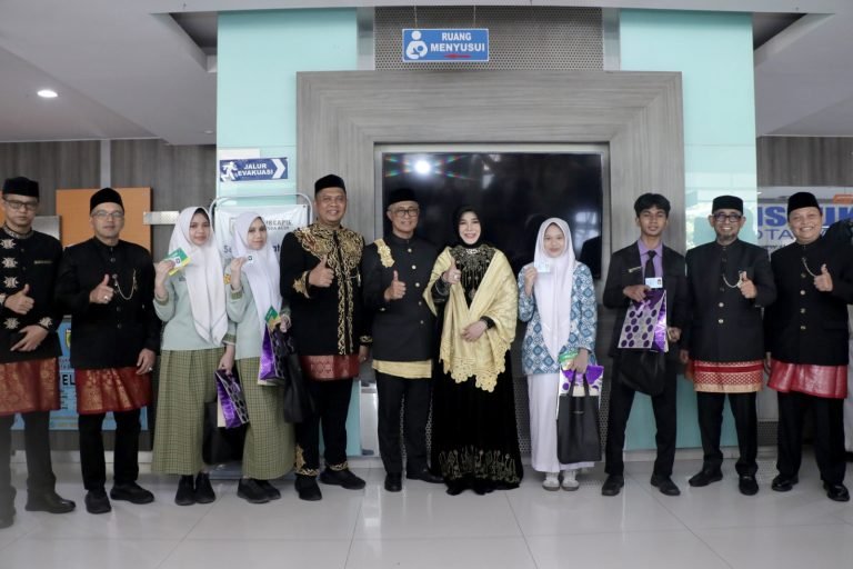 5 Pelajar Banda Aceh Terima Kado Spesial dari Illiza 