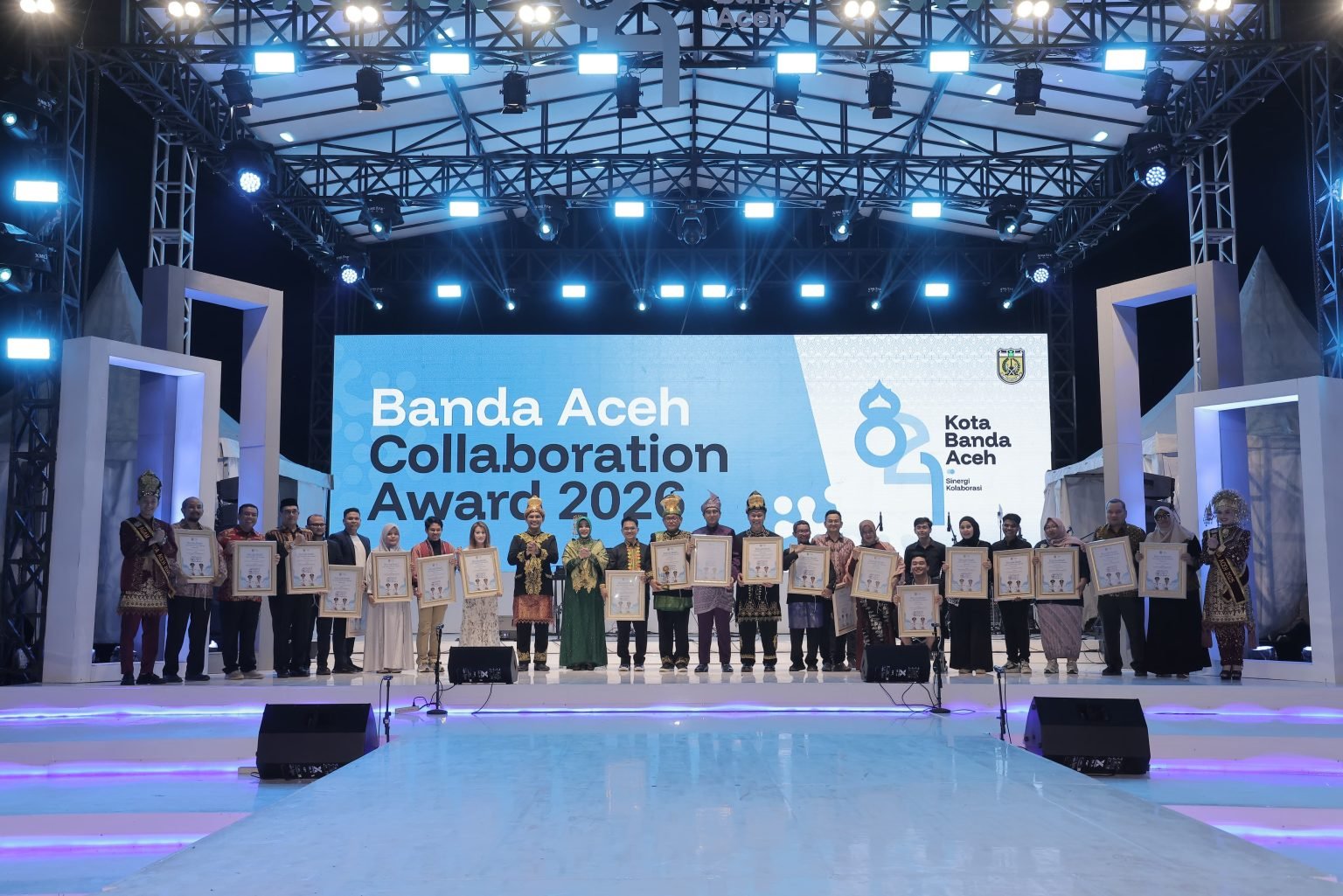 Illiza-Afdhal Serahkan Banda Aceh Colaboration Award kepada 21 Penerima di Malam Resepsi HUT Kota 