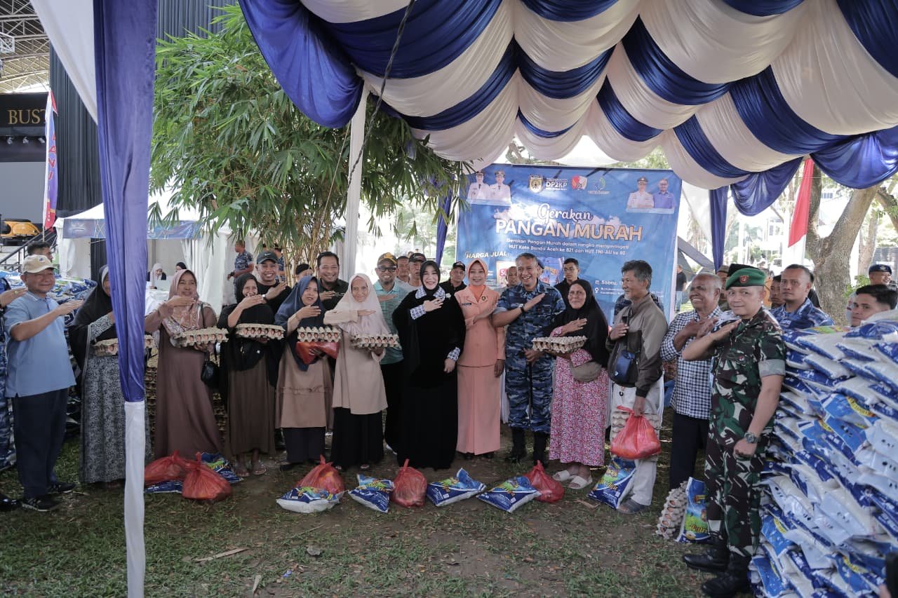 Illiza Buka Pasar Murah HUT ke-80 TNI AU di Taman Bustanussalatin