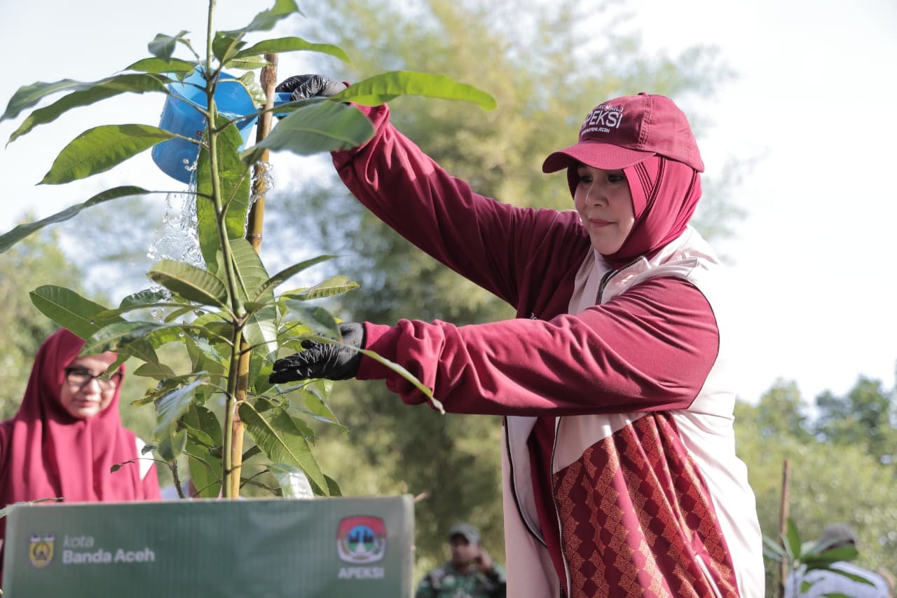 Illiza dan Delegasi Apeksi Menanam Pohon di Hutan Kota Tibang