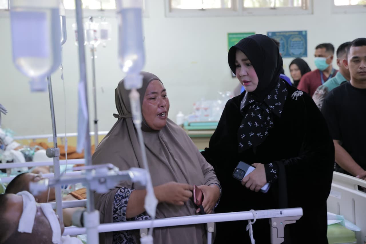 Illiza Besuk Korban Ledakan KMP Aceh Hebat 2 di RSUZA