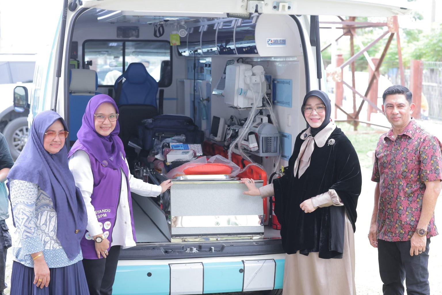 Illiza Serahkan dan Peusijuek Ambulans Puskesmas Keliling di Posyandu Alue Naga