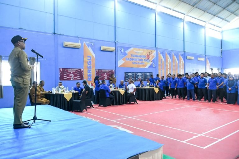 Sekdako Jalaluddin Buka Turnamen Badminton Antar-SKPD Piala Wali Kota