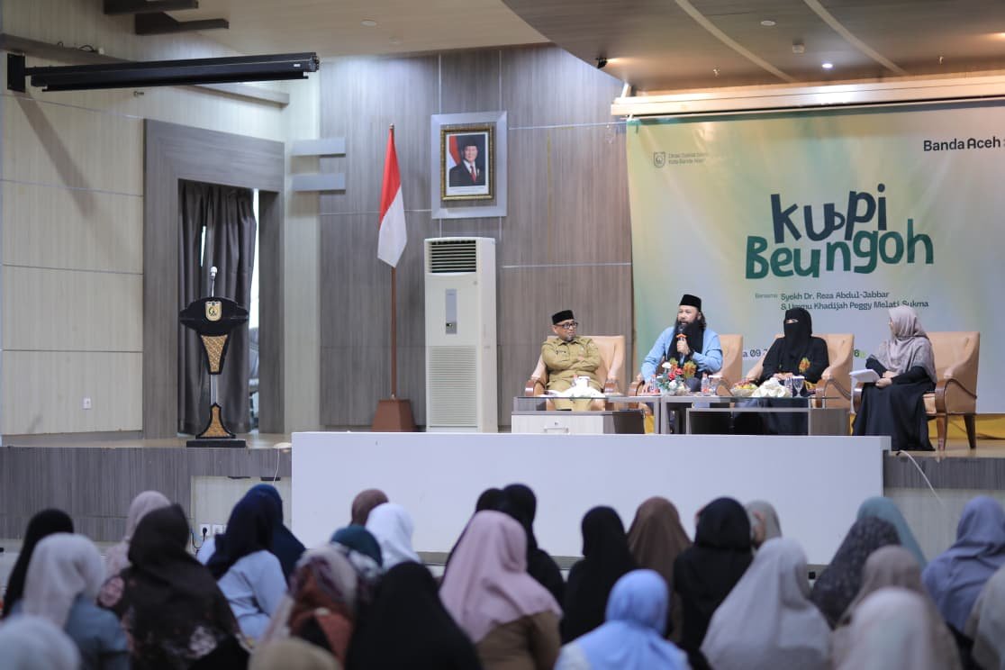 Syeikh Reza dan Ustazah Peggy Isi Tausiah di Aula Balai Kota