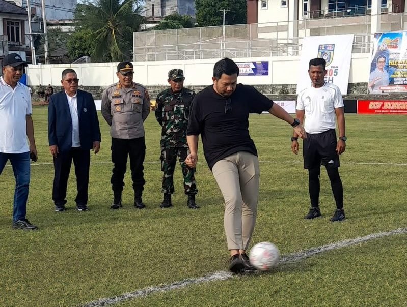 Buka Turnamen Sepak Bola, Camat Lueng Bata Harap Muncul Bibit Baru