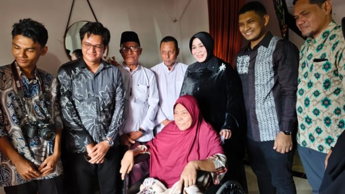 Dinsos Banda Aceh Salurkan Kursi Roda untuk Lansia Penyandang Disabilitas