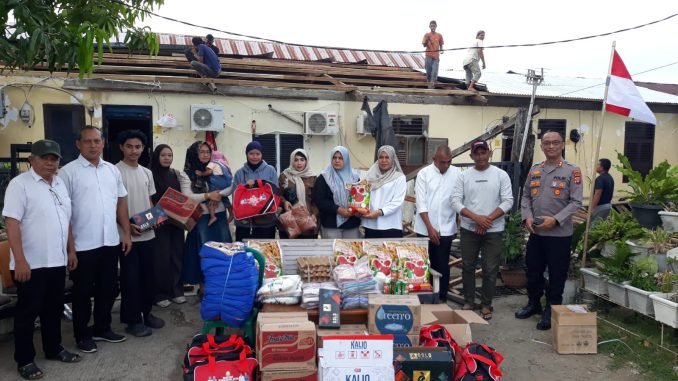 Dinsos Serahkan Bantuan Masa Panik untuk Korban Angin Kencang