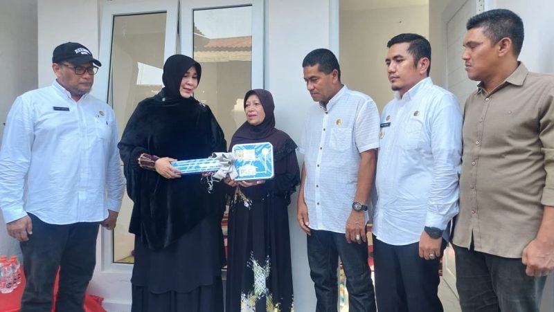 Illiza Serahkan Bantuan Rumah kepada Masyarakat Berpenghasilan Rendah