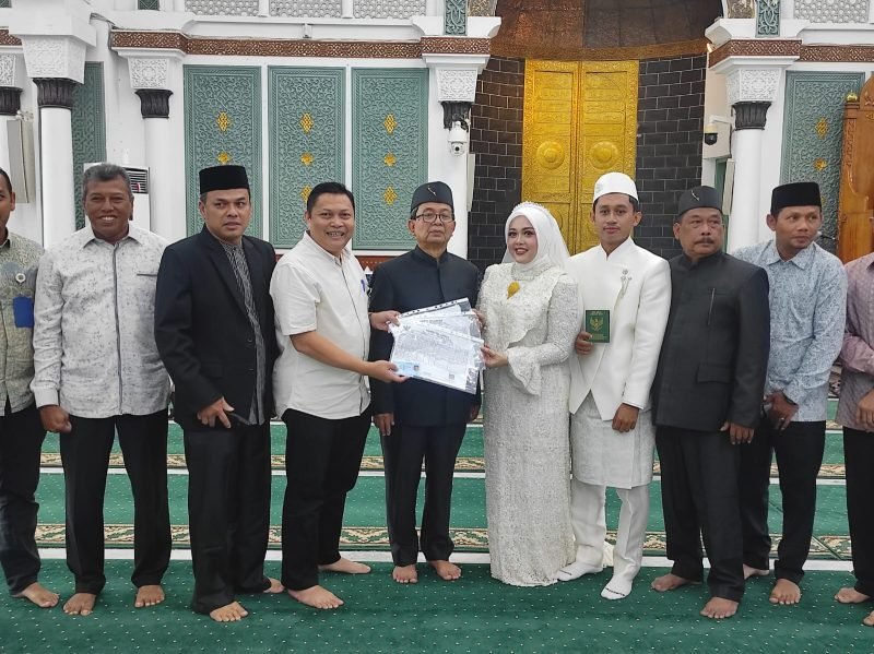 Kadisdukcapil Serahkan KK dan KTP Baru kepada Pengantin Usai Akad Nikah di Masjid Raya Baiturrahman