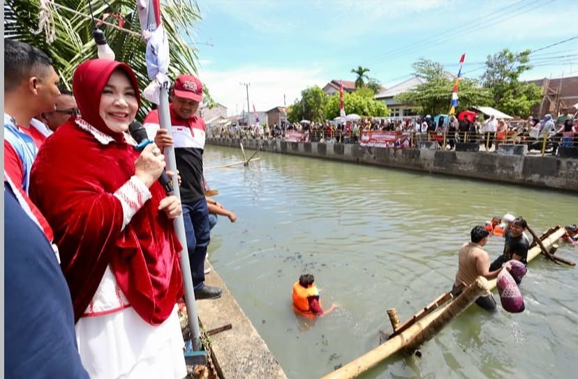 Semarak HUT Kemerdekaan, Illiza Ikut Pandu Perlombaan Pukul Bantal di Sungai Lampaseh