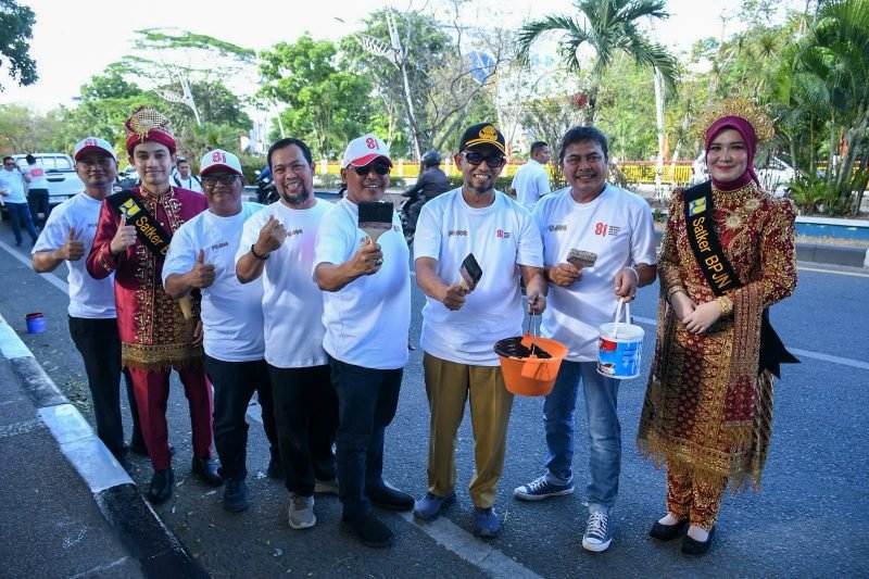 Semarak HUT RI, Sekda Jalal Ikut Bersihkan dan Cat Kerb Jembatan Pango